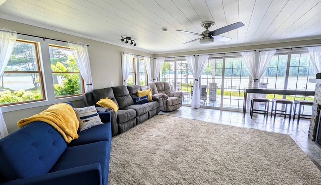Haven Point Lakefront Bungalow- Hot tub and Pontoon upgrade available