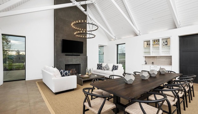 Heavenly Vineyard Experience, Phenomenal Views, Pool & Hot tub, Indoor/Outdoor Living on 80 Acres