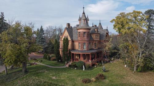 Henderson Castle Inn