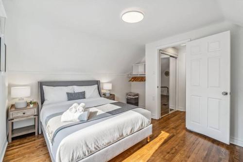 Heritage 3BR Etobicoke Gem, Sherway Gardens, BBQ in Toronto