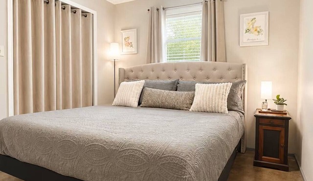 Hidden Gem Quiet 2BR Guest House Near Downtown with King Beds, Kitchen & Patio