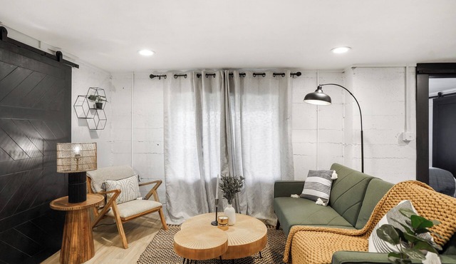 ~Hideaway~ Cozy Basement: 1bed+Studio+Office-Salem