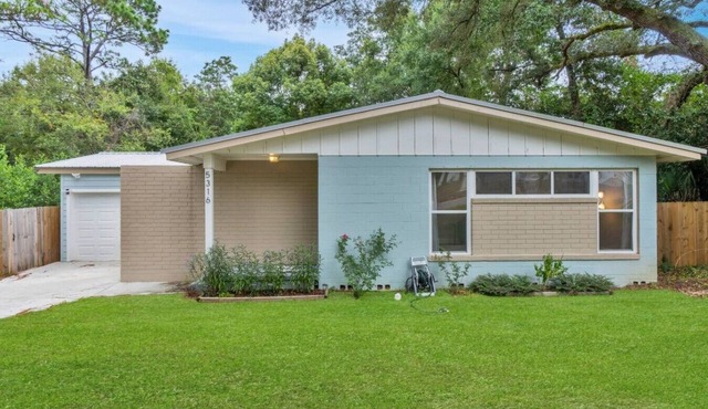 Hill House- Centrally Located, close to everything