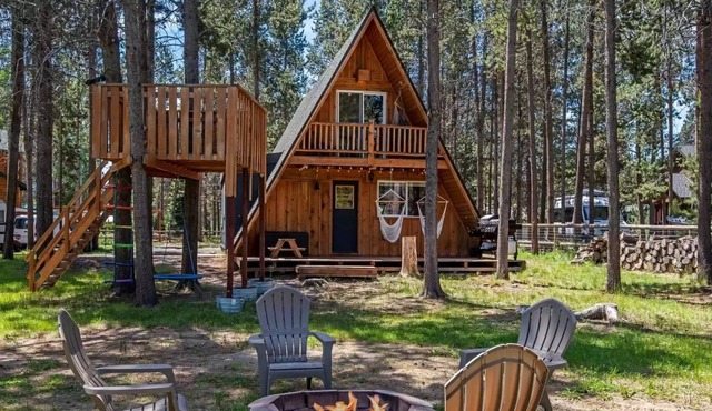 Hip a-frame with cedar soaking tub nestled between Sunriver & Mt. Bachelor