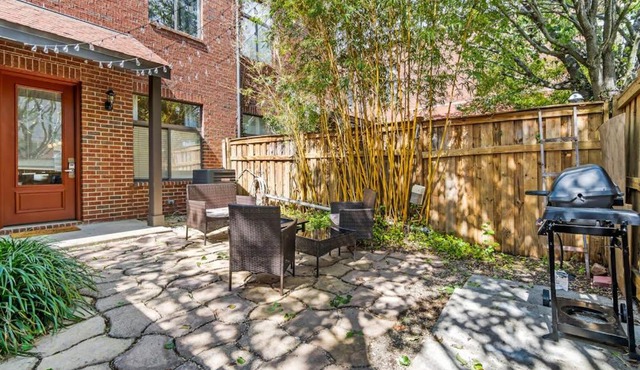Hip & vibrant townhome near downtown with private patio grill AC and WiFi