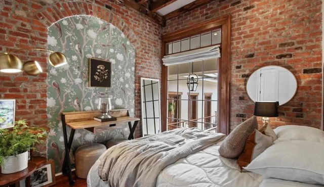 Historic Garden District 5BR with Parking and Balcony