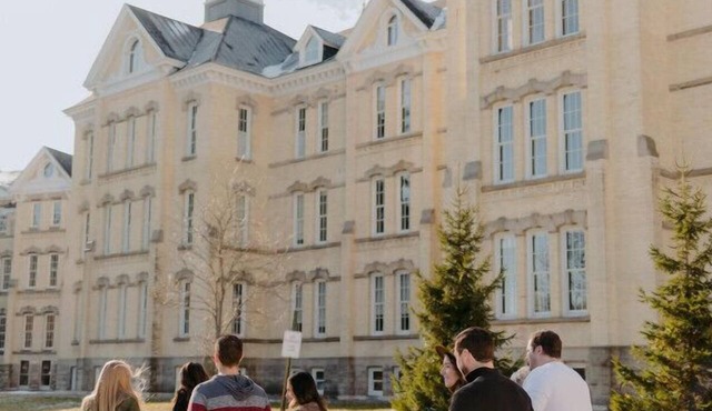 Historic Top-Floor Condo in Downtown Traverse City – Walk to Beaches & Dining