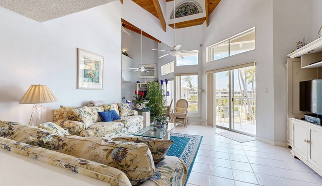 Historically located condo w/ocean views, pool, loft, AC & guest boat access