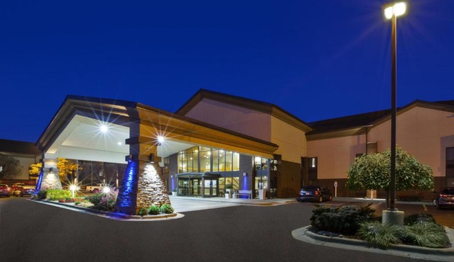 Holiday Inn Express Detroit-Warren/General Motors Technology Center by IHG