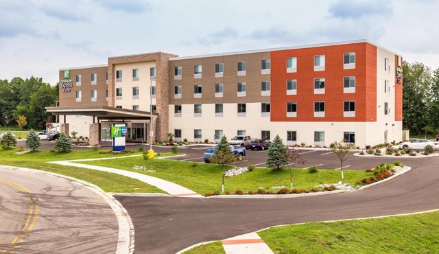 Holiday Inn Express & Suites - Elkhart North by IHG