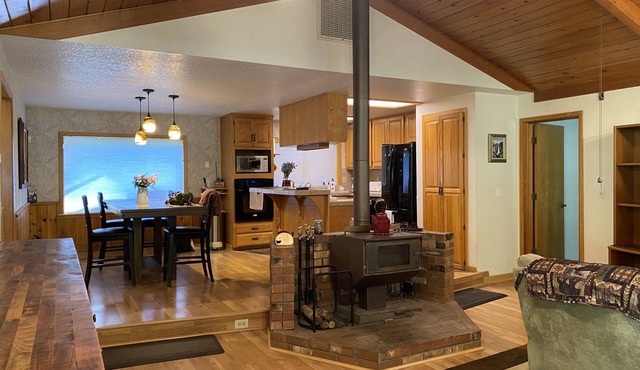 Home with cabin effect- private access to river