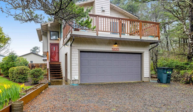 Home with gas fireplace washer dryer and 2 outdoor spaces walk to beach