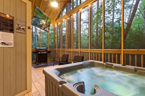 Honey Bee Cabin with Hot Tub and Outdoor TV Near Helen