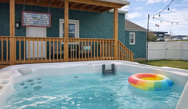 Honeybee Hot Tub, Fire Pit and Walk to Casino