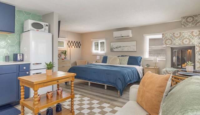 Honeymooner's Hut: Stylish/Stocked Studio for Two