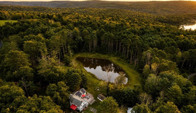 Hot Tub, 2 Fire Pits, Pond, Tonal & Pet-Friendly in Eldred