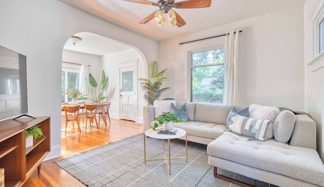 Hot Tub | Mid-Century 3BR | Big Yard | Alberta