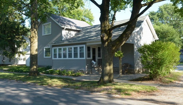 House of TarTar with year long hot tub next to adorable downtown Valparaiso