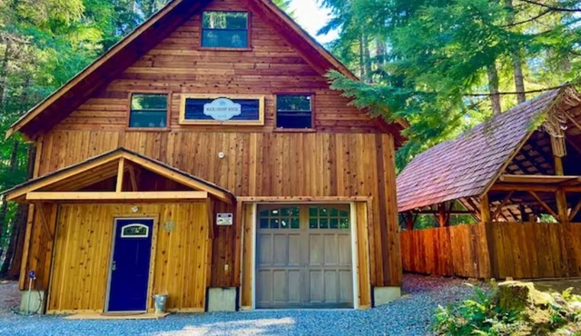 Huckleberry House - Lodge style Mountain Retreat