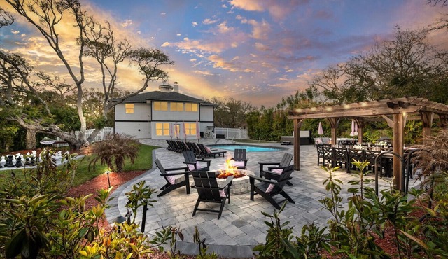 Huge Backyard, EPIC Game Room, Heated Pool, Beach, Hot Tub, Fire Pit, Sleeps 24