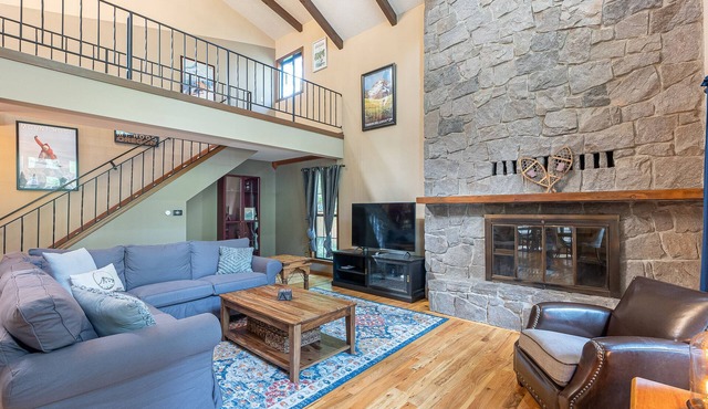 Huge Mountain Chalet - Gourmet Chefs Kitchen - Pool - One Block From Sandy River
