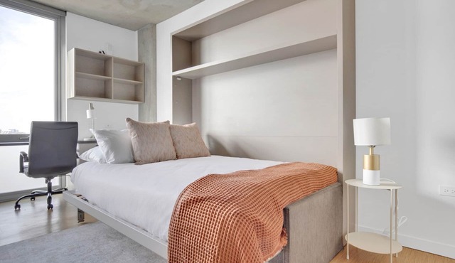 Ideal Lincoln Park Studio w/W/D & Lounge, 2 blocks from L, by Blueground