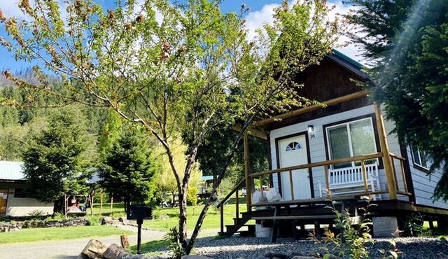 Idyllic Cabin for Group Getaway along the North Umpqua River, Oregon