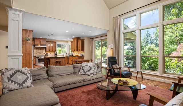 Impeccable Décor and Furnishing, Splendid Neighborhood, Pet Friendly, Fenced Backyard, Next to Park