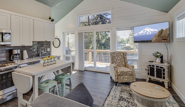 Impeccable Guest House, New Furnishing, Near Downtown. EV Charger, Dog Friendly, Deck, Enclosed Yard