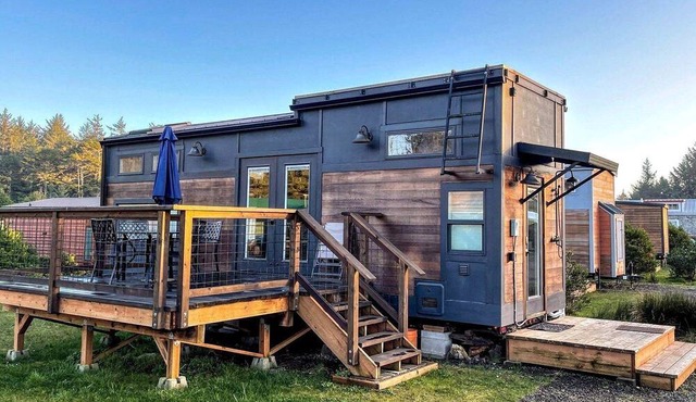 Incredible Tiny House with Fireplace in Waldport, Oregon