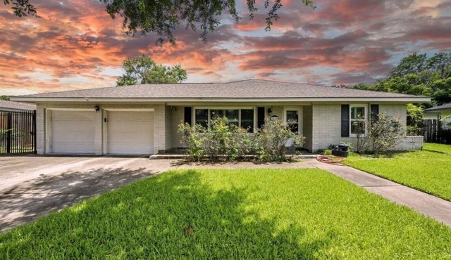 Inside-the-Loop Houston Retreat: 3BR Home Near Texas Medical Center, NRG Stadium