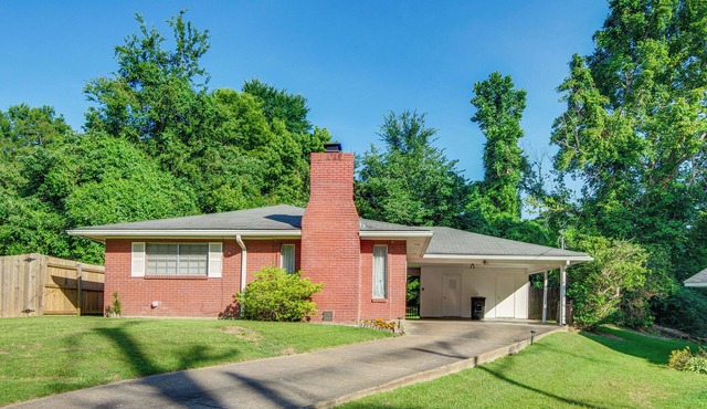 Inviting Vicksburg Home w/Patio + Charcoal Grill!