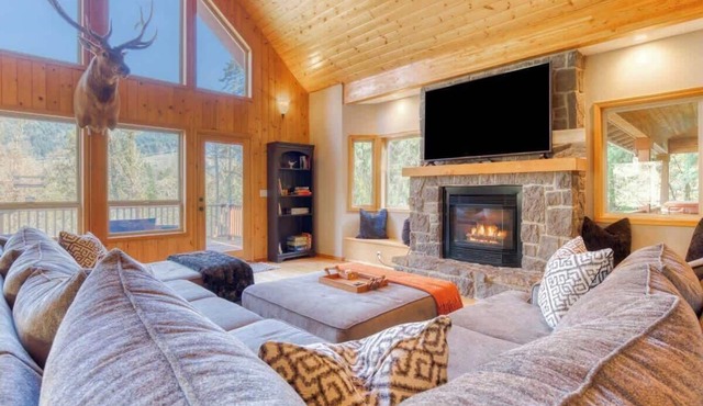 Iron Mountain Lodge Hot Tub and Game Room