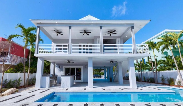 Islamorada Oasis, Luxurious 4 bedroom 3 bath home. Heated pool! Boat Lift option
