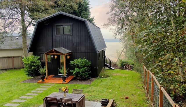 Island Cabin + King bed + Mtn & Bay View + Firepit + Dog friendly in Clinton