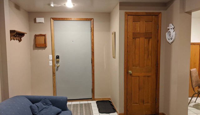 Jack's Joint's Fully Furnished Apt # 1 near water sports and downtown!
