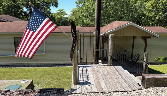 Jon's Fish Camp - 2-bedroom mobile home overlooking the Ohio River. in Union