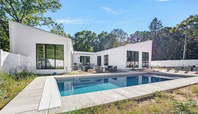 Juniper Presents: Fab Vacay Home, Pool, Walk to Lake Michigan Beach
