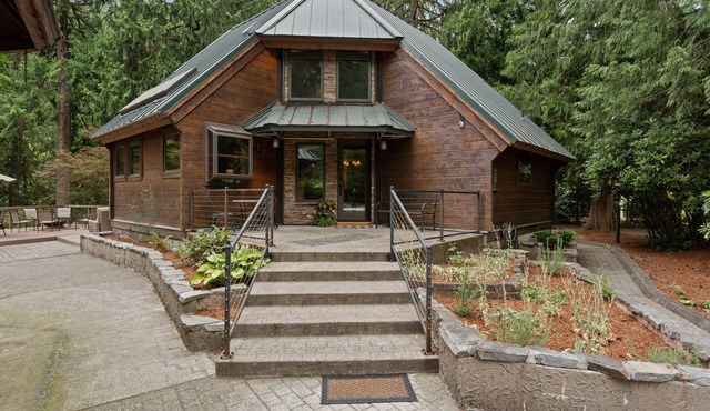 Kalama River Lodge. River-front Retreat w/Game Room & Hot tub! Dogs OK