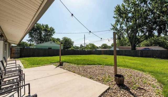 King Bed | Bunk | Garage | 10 Mins to Intel | Yard in Johnstown