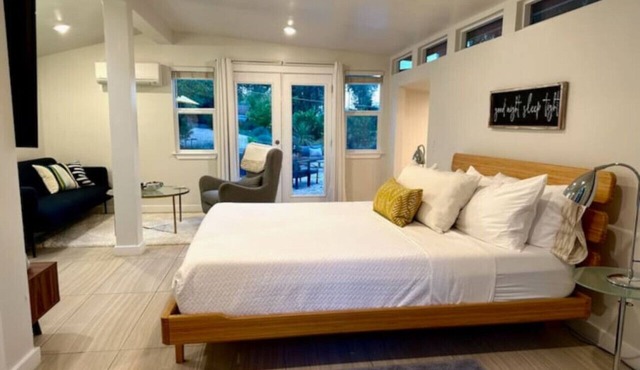 King Bed-Peaceful Modern Cottage-Garden Setting in Carmichael