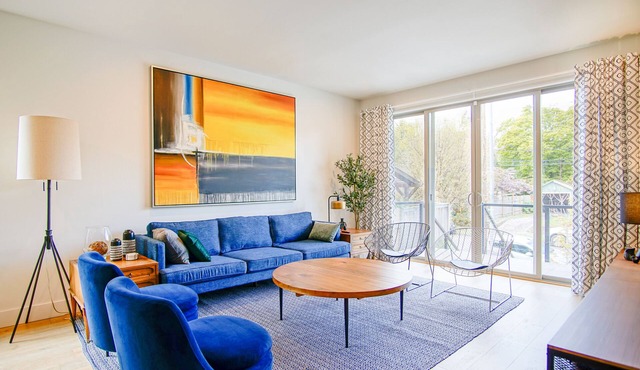 King Beds, Roofdeck, AC, Best Area with 95 WalkScore