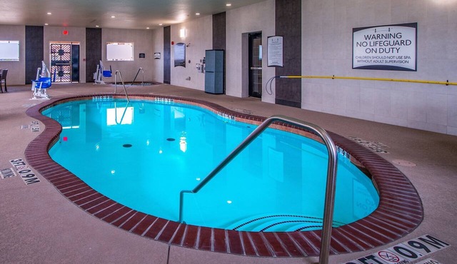 King Suite. Free Breakfast. Indoor Pool. 15 Min to Maude Cobb Convention Center.