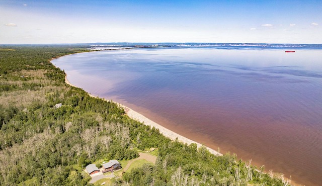 Kitchigami Lodge - on Lake Superior. Beach, Firepit, Hot Tub, 30 min to Duluth!