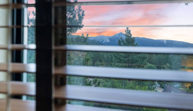 Knotting Hill | Mountain Views, Spa & Fenced Deck in Idyllwild