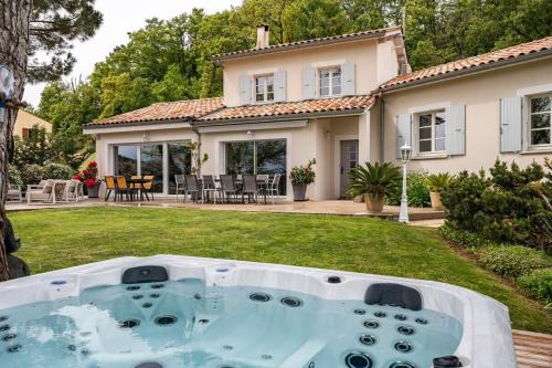 La Villa Moursoise 4 Etoiles in Mours-Saint-Eusèbe