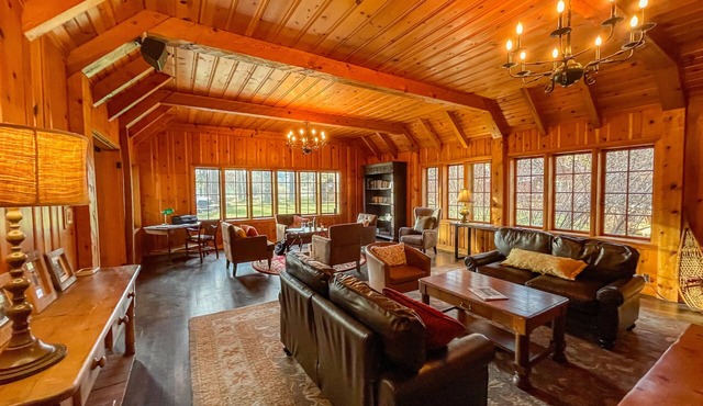 Lake Creek Lodge