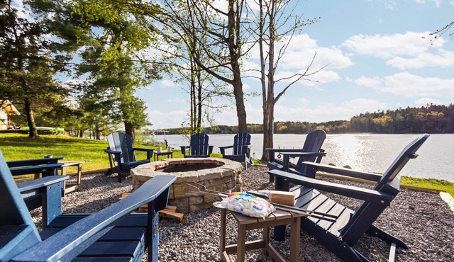 Lake Front ~ Firepit ~ Kayaks ~ SUPs ~ Yard Games - Holiday Home