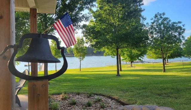 Lake Front Gated Property Private Dock Book 3 Nights - Get 4th Night Free.