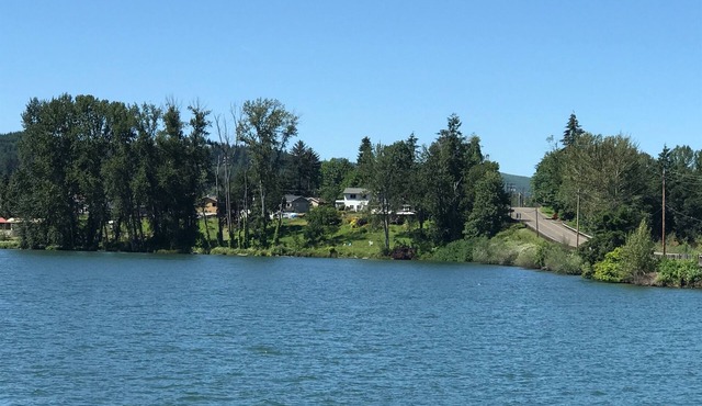 Lake Front - incredible views of Dexter Lake and only 22 minutes to U of O!